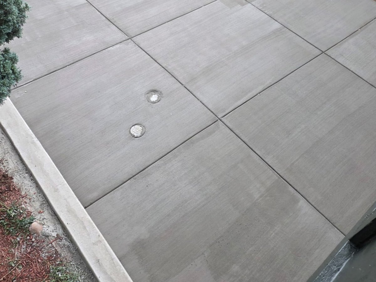Concrete driveway surface with intersecting joints